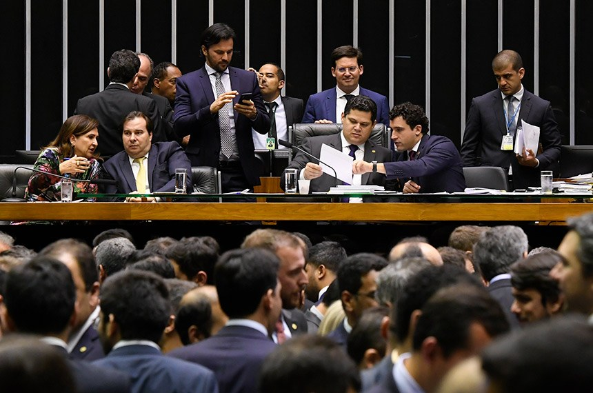 RECURSOS PÚBLICOS | Congresso deve votar orçamento na terça-feira (17) e confirmar salário de R$ 1.031,00