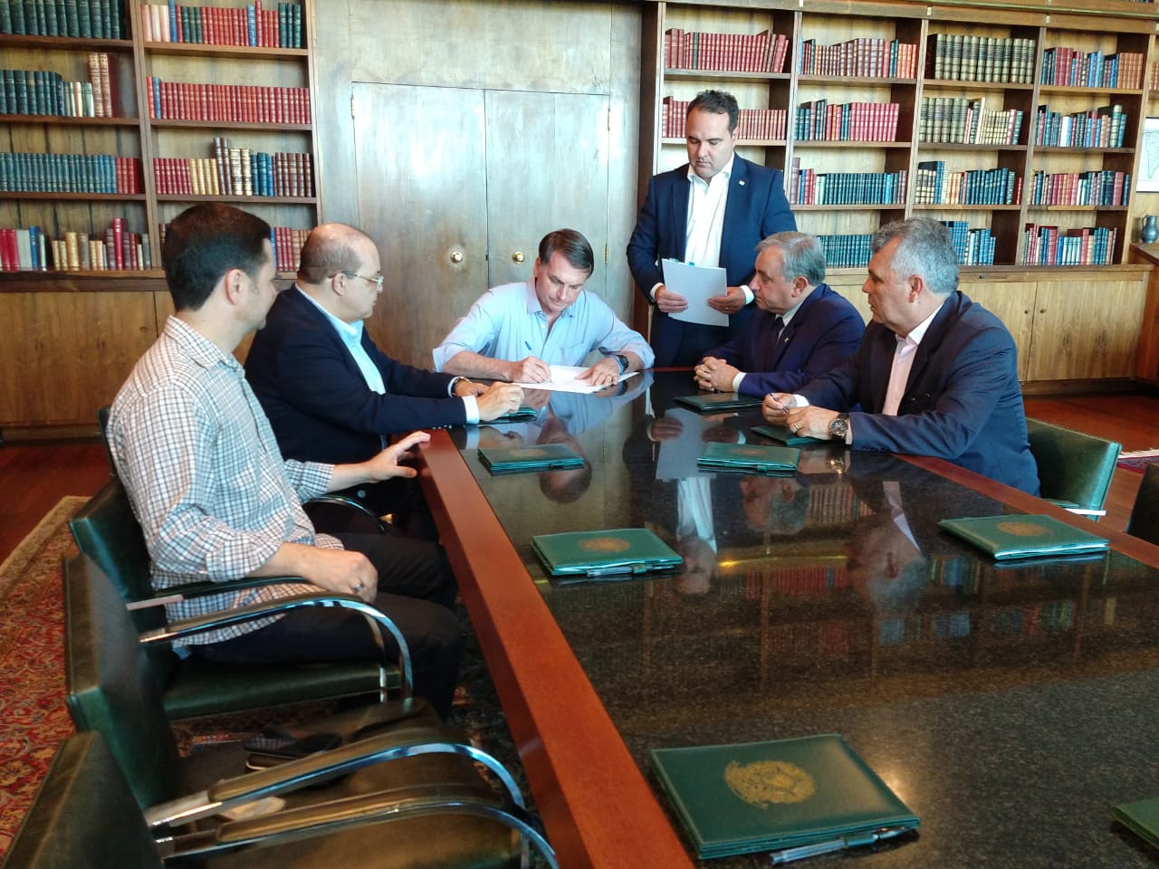 O FINO DA POLÍTICA | Ibaneis e Izalci participam de solenidade de assinatura da MP que concede reajuste para policiais e bombeiros