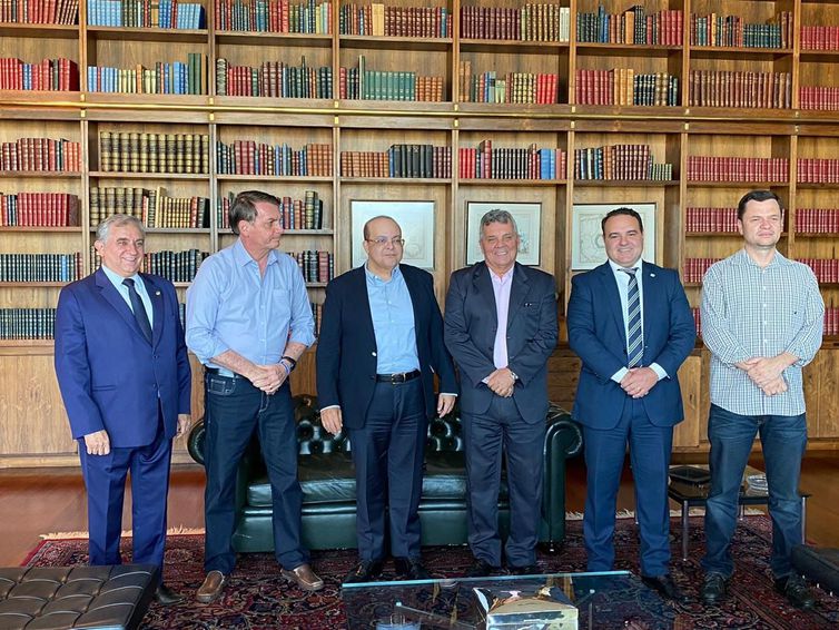 PRESENTE DE NATAL | Bolsonaro assina MP que reajusta em 8% salários de policiais e bombeiros do DF