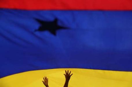 OPOSIÇÃO A MADURO | Venezuelanos se rebelam na fronteira com Brasil
