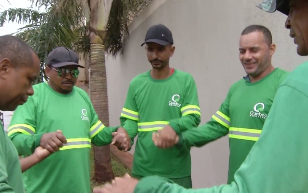 VALPARAÍSO | Coletores de lixo são fotografados fazendo oração antes do trabalho e comovem moradores