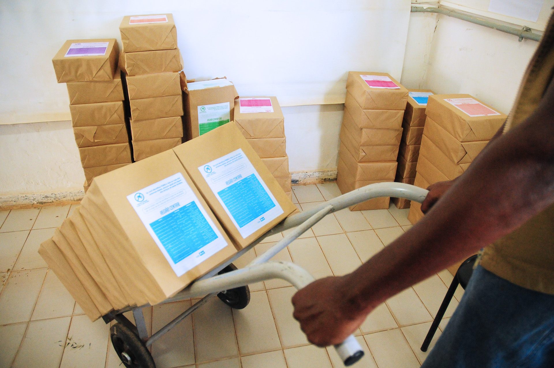 COMBATE À DENGUE | Secretaria de Saúde do DF distribui material informativo as diretorias regionais de Vigilância Ambiental