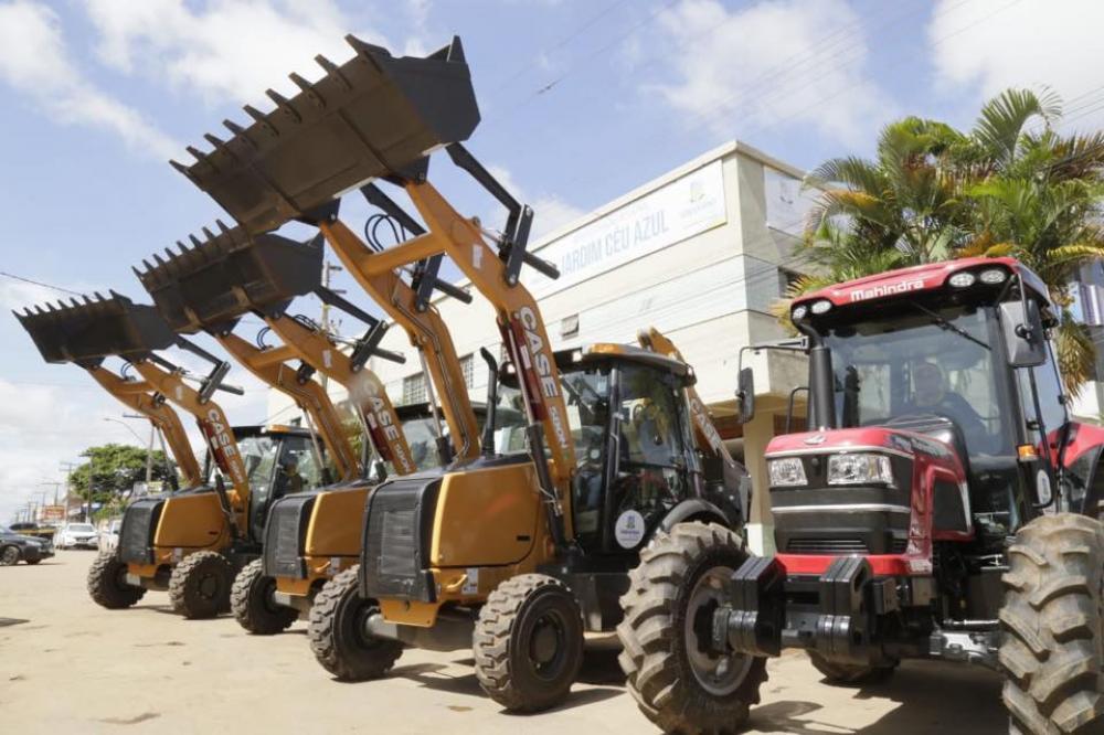 VALPARAÍSO | Prefeitura ganha o reforço de três retroescavadeiras e um trator para atender as demandas da cidade