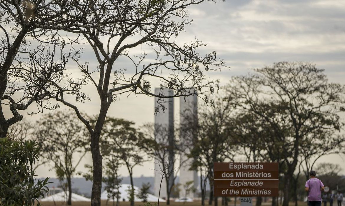 BOLSONARO JÁ ASSINOU | Reforma administrativa pretende revisar salários e número de carreiras