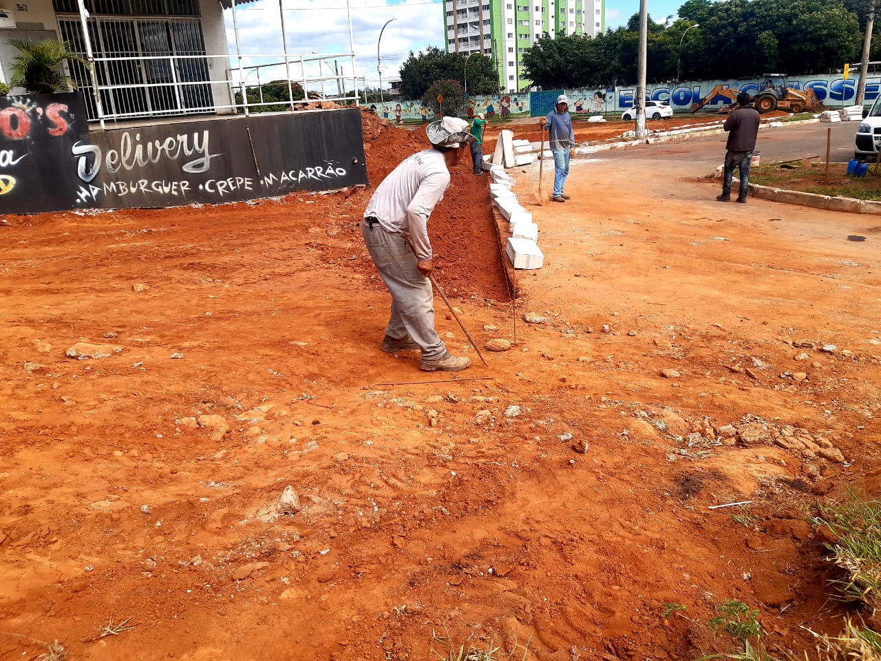 BENFEITORIAS PARA A CIDADE | Gustavo Aires solicita emendas para construir calçadas em Samambaia