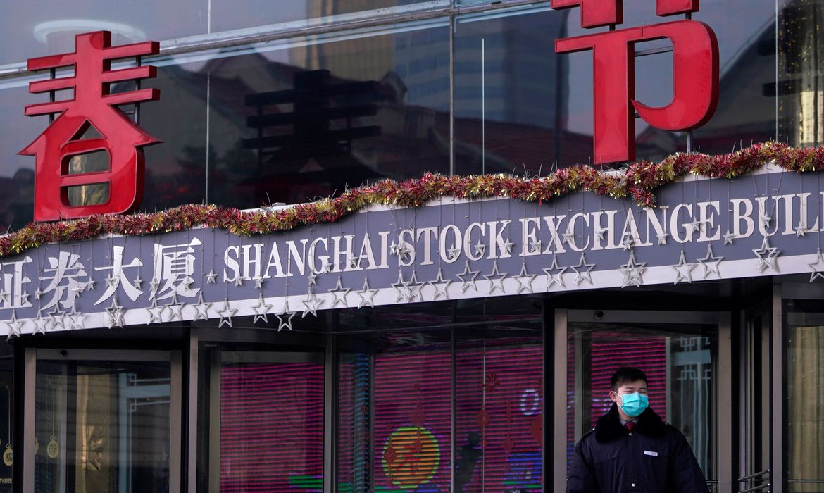 APÓS ANÚNCIO DE TRUMP, índice Nikkei desaba na Bolsa de Tóquio