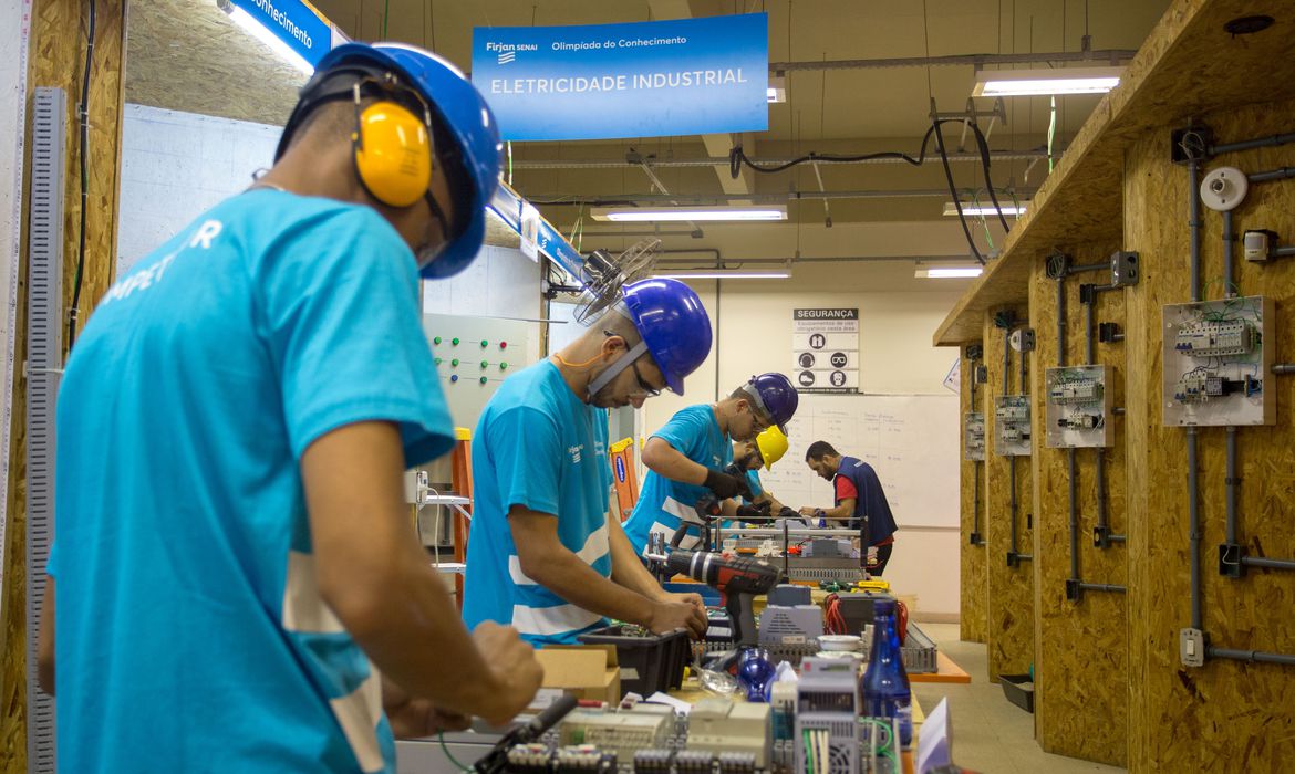 CRESCIMENTO EM FEVEREIRO | Índices da FGV apontam que houve melhora no mercado de trabalho