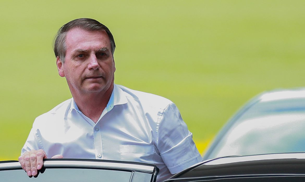 PASSEIO INESPERADO | Bolsonaro circula por Brasília e volta defender abertura do comércio