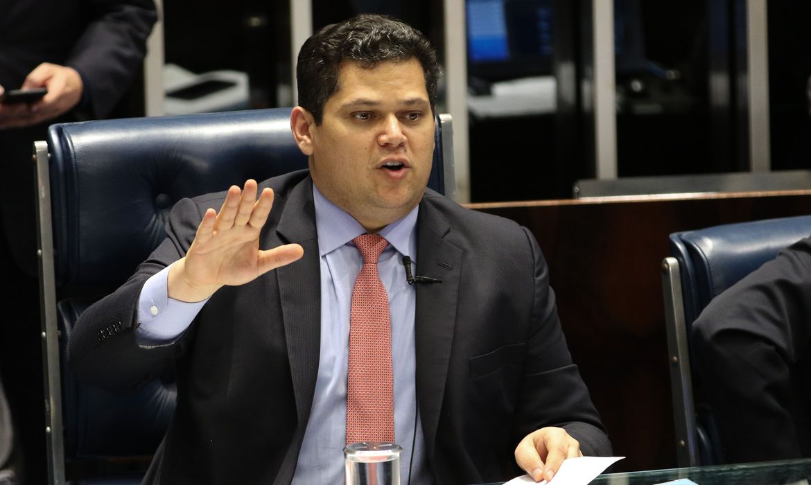 TRAIDOR DA PÁTRIA | Alcolumbre critica uso de fundo eleitoral para combater o coronavírus