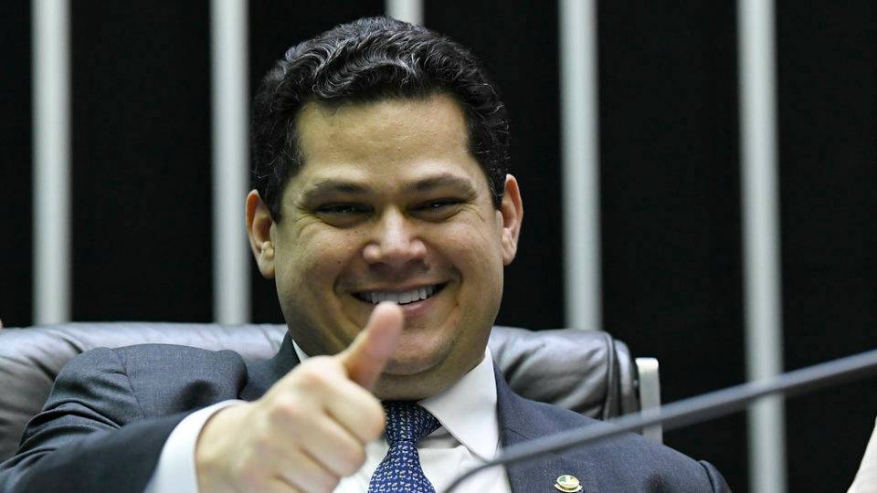 NÃO QUEREM LARGAR O OSSO | Senado recorre da decisão que bloqueia fundo eleitoral para combater o coronavírus