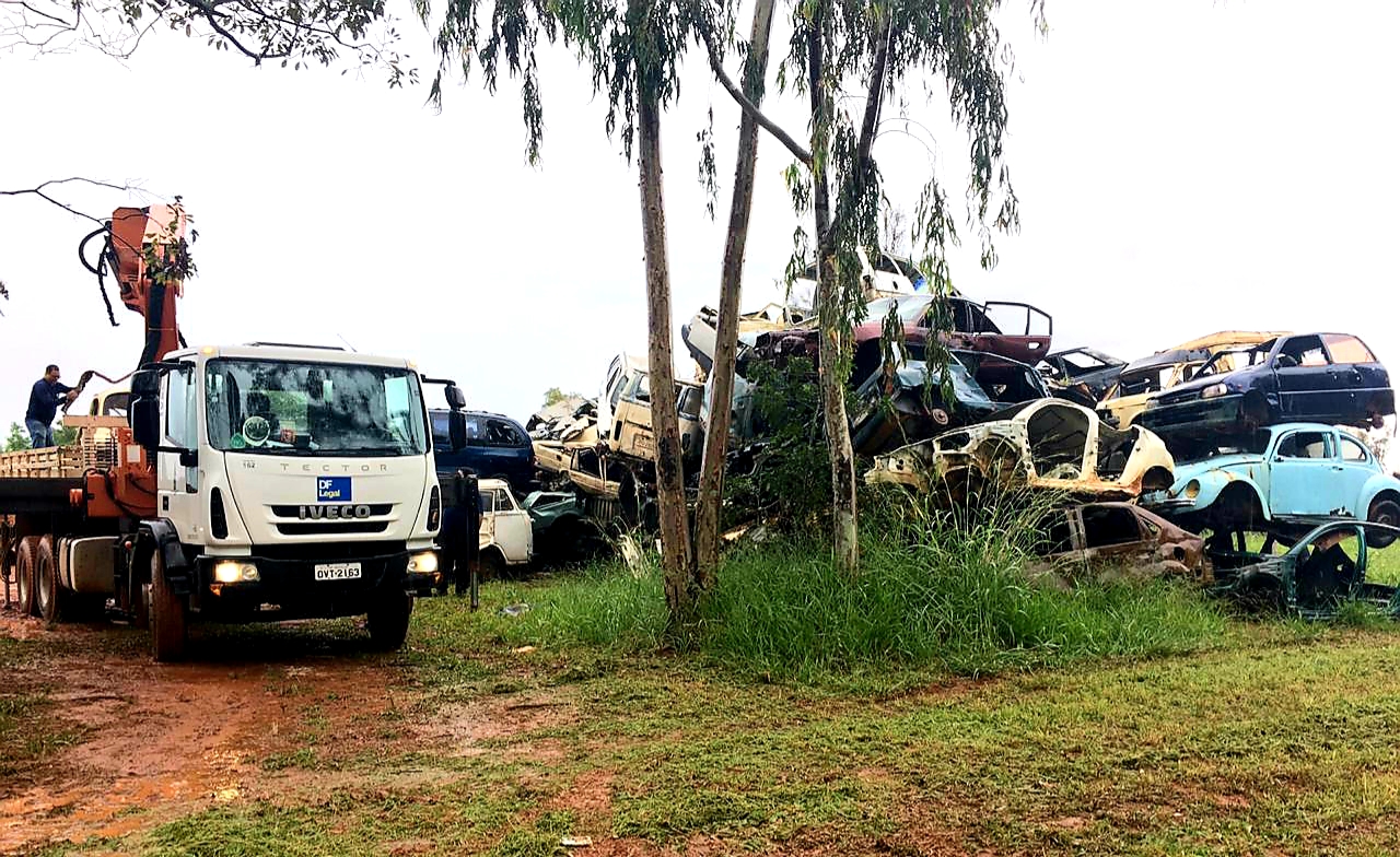 PARA COMBATER A DENGUE | Operação da Administração de Samambaia retira sucata de veículos abandonados nas ruas