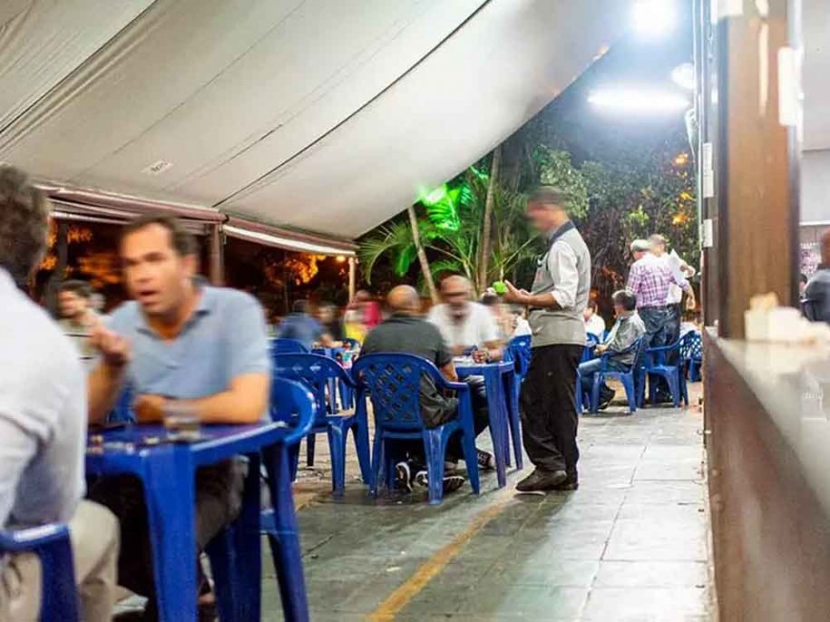 PARA REDUZIR IMPACTO | Acordo protegerá empregos no setor de hotéis, bares e restaurantes