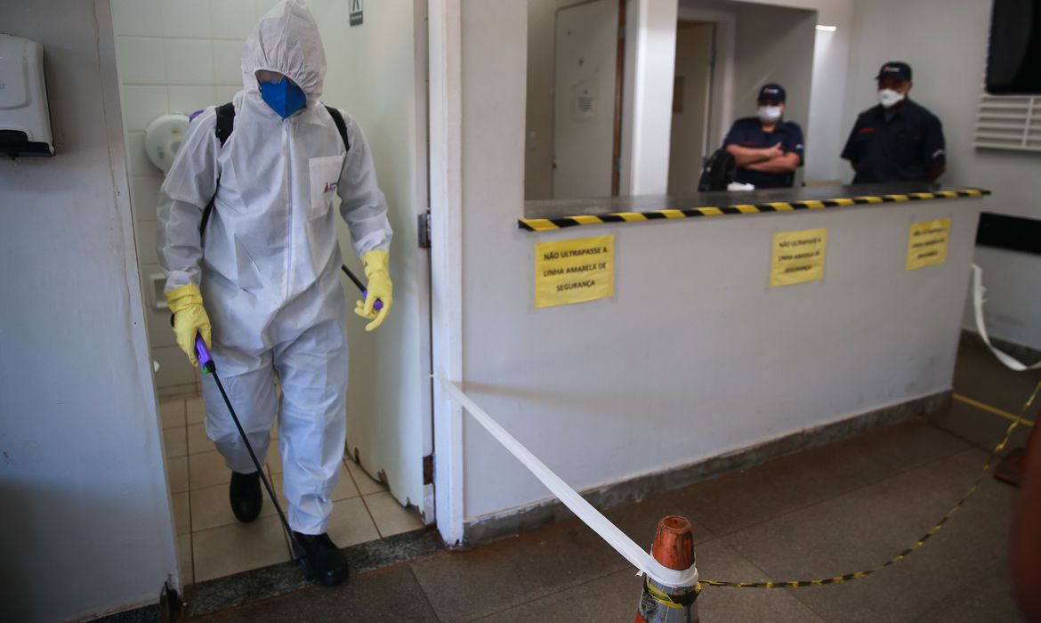 CORONAVÍRUS | Números de casos confirmados sobe para 7.910 e mortes chegam a 299