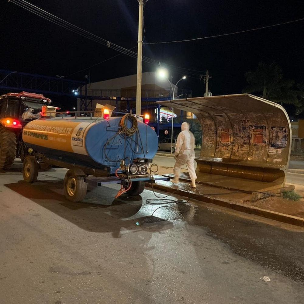 VALPARAÍSO DE GOIÁS | Prefeitura realiza a desinfecção de paradas e passarelas às margens da BR-040