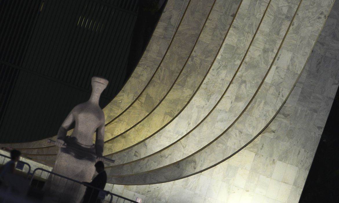 MAIS UM CAPÍTULO DA NOVELA | STF autoriza Moro e PGR a verem vídeo de reunião