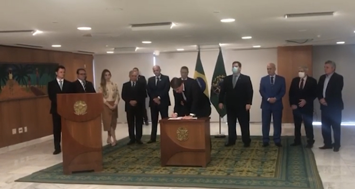 ENFIM, SAIU | Bolsonaro assina MP que reajusta salários de policiais e bombeiros do DF