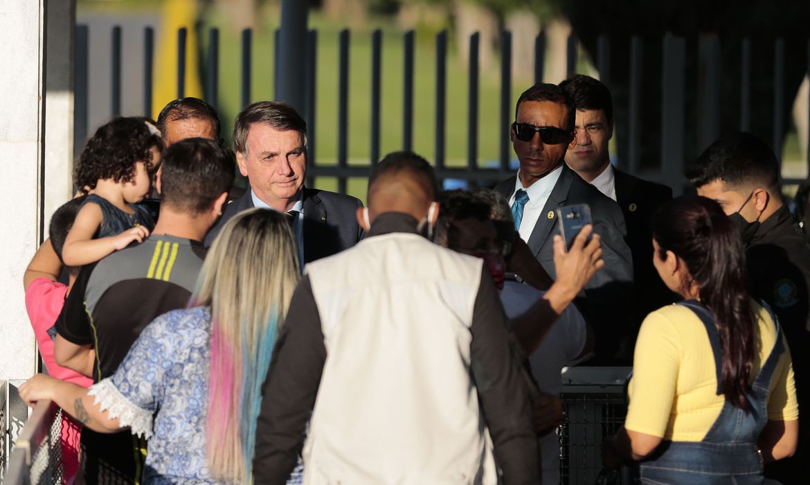 NA PORTA DO ALVORADA | Bolsonaro diz que agressão a jornalistas deve ser punida