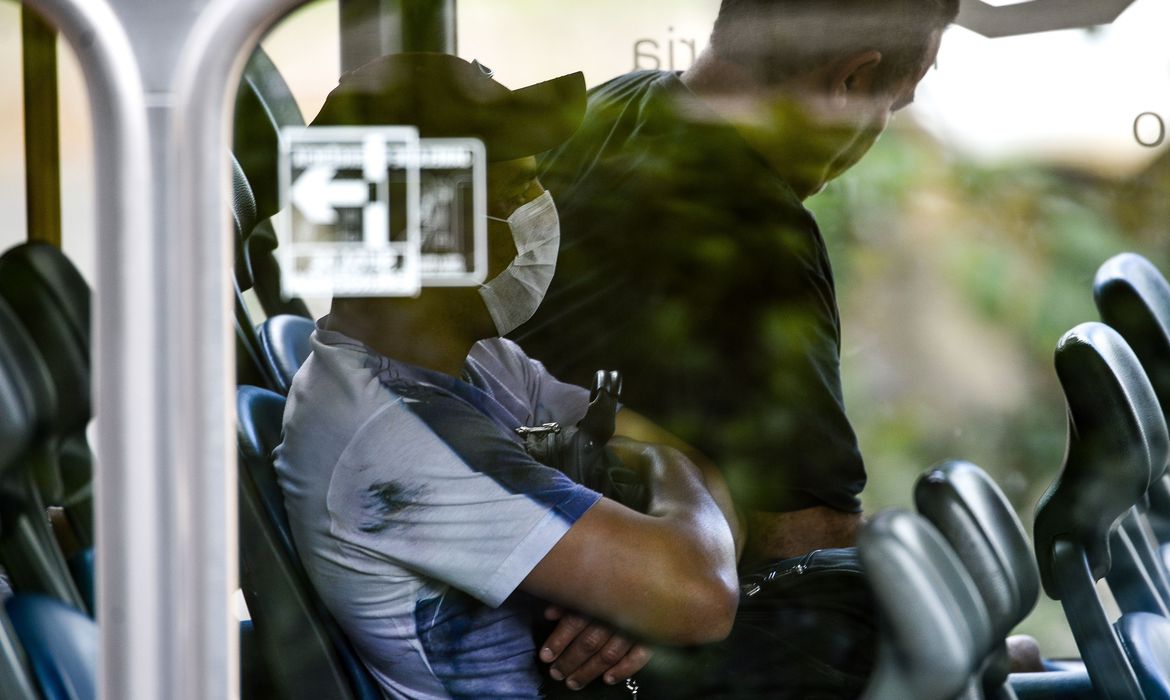 CUIDADO COM A MULTA | A partir desta segunda (11), é proibido circular sem máscara de proteção no DF