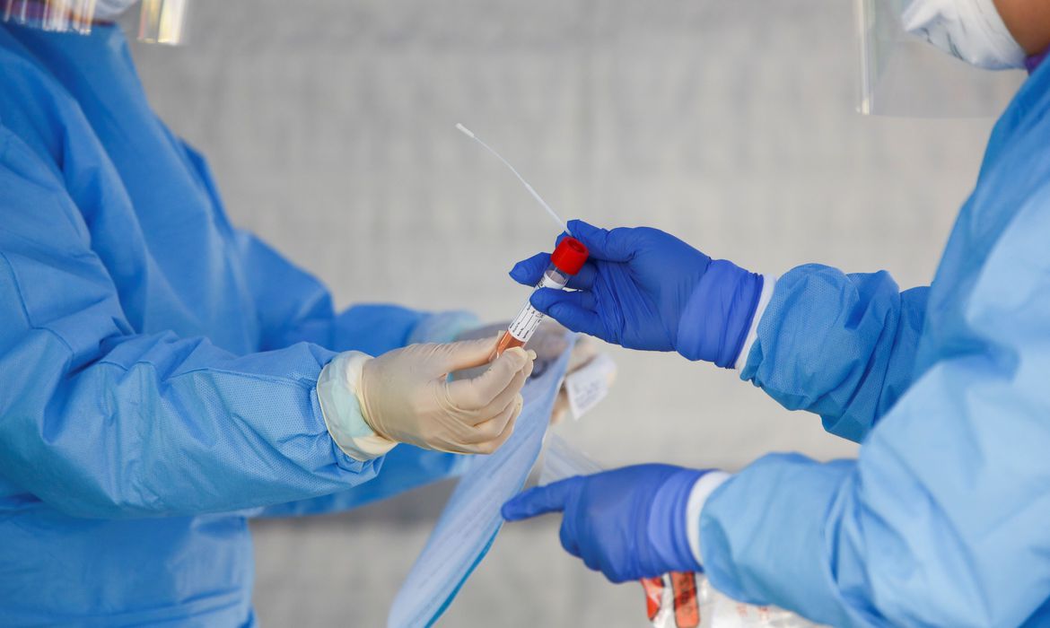 CORONAVÍRUS | Números de mortes e casos confirmados da doença continuam subindo no Brasil