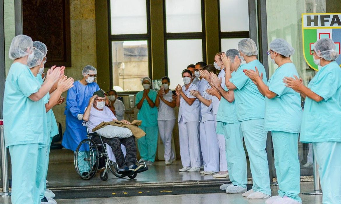 NOTÍCIA BOA | Brasil assume o 1º lugar no mundo de pacientes recuperados de coronavírus