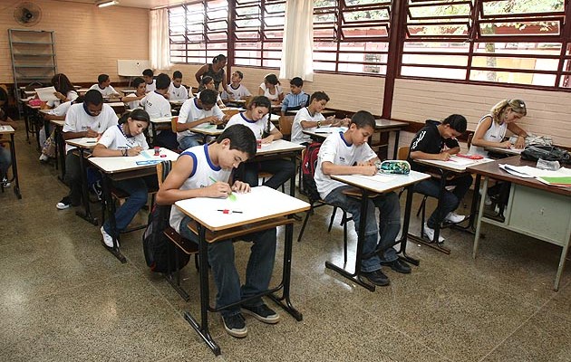 AULAS SÓ EM AGOSTO | Ibaneis quer que estudantes voltem às salas de aulas de forma segura