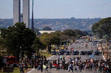 PROTESTOS DOS DOIS LADOS | Esplanada teve manifestações pró e contra o governo Bolsonaro neste domingo (07)