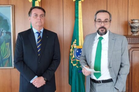 PEDIU PRA SAIR | Ao lado de Bolsonaro, Abraham Weintraub anuncia que deixa o Ministério da Educação