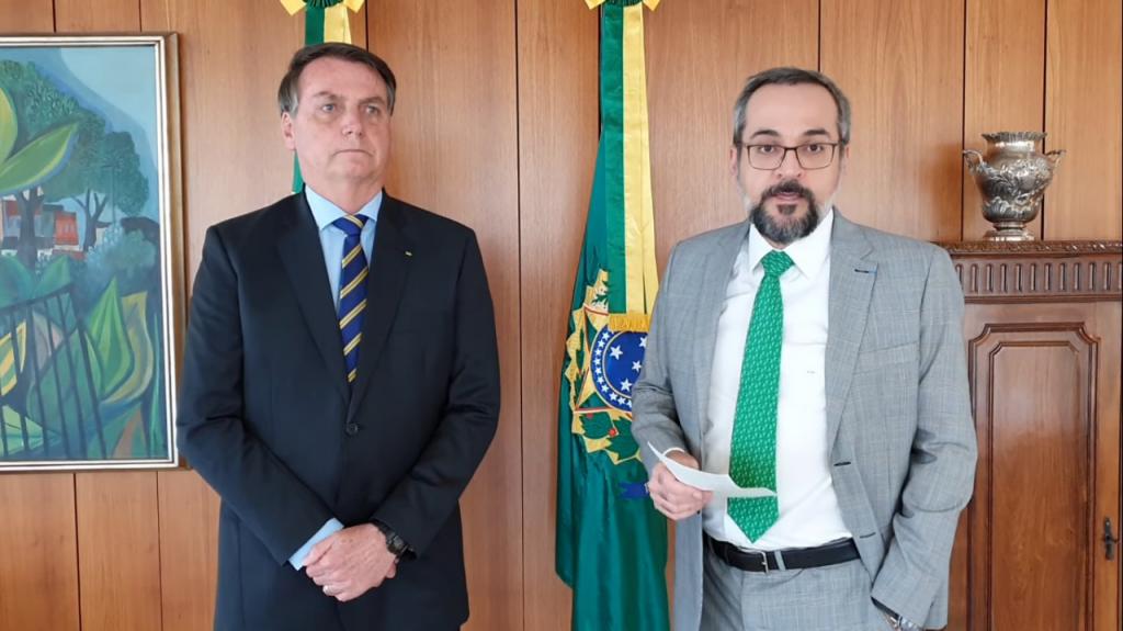 PEDIU PRA SAIR | Ao lado de Bolsonaro, Abraham Weintraub anuncia que deixa o Ministério da Educação