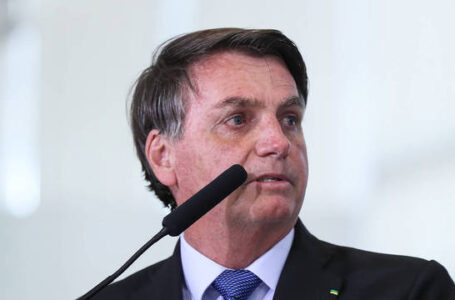 COM SUSPEITA DE COVID | Bolsonaro faz exame e cancela agenda da semana