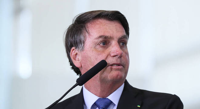 COM SUSPEITA DE COVID | Bolsonaro faz exame e cancela agenda da semana