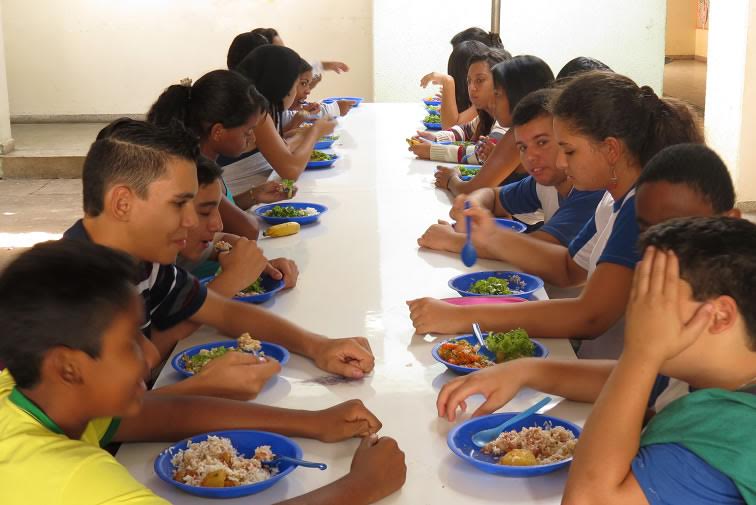 AUXÍLIO-ALIMENTAÇÃO | Governo Caiado paga mais uma parcela do benefício aos estudantes goianos