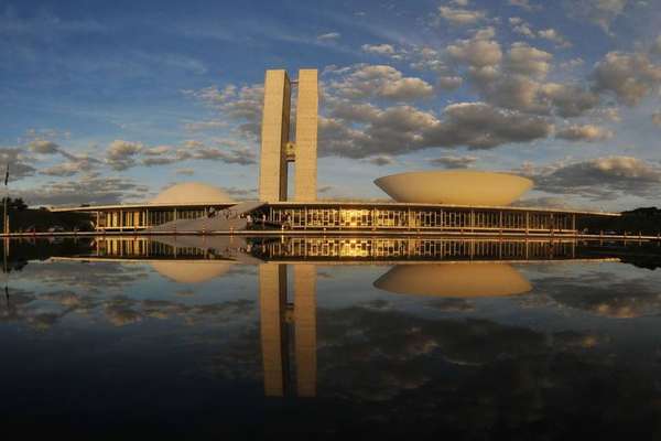PARLAMENTARES EM BAIXA | Datafolha divulga que avaliação do Congresso está em queda e do STF estável