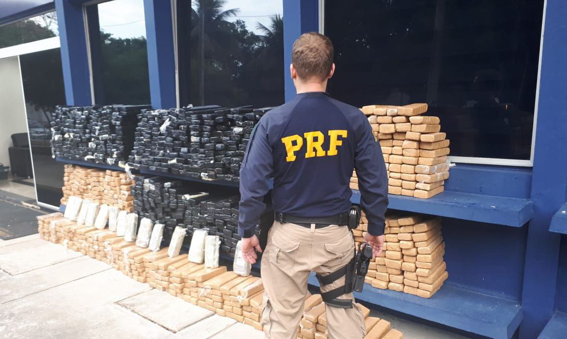 A CAMINHO DO DF | PRF apreende caminhão com 1 tonelada de maconha na BR-060