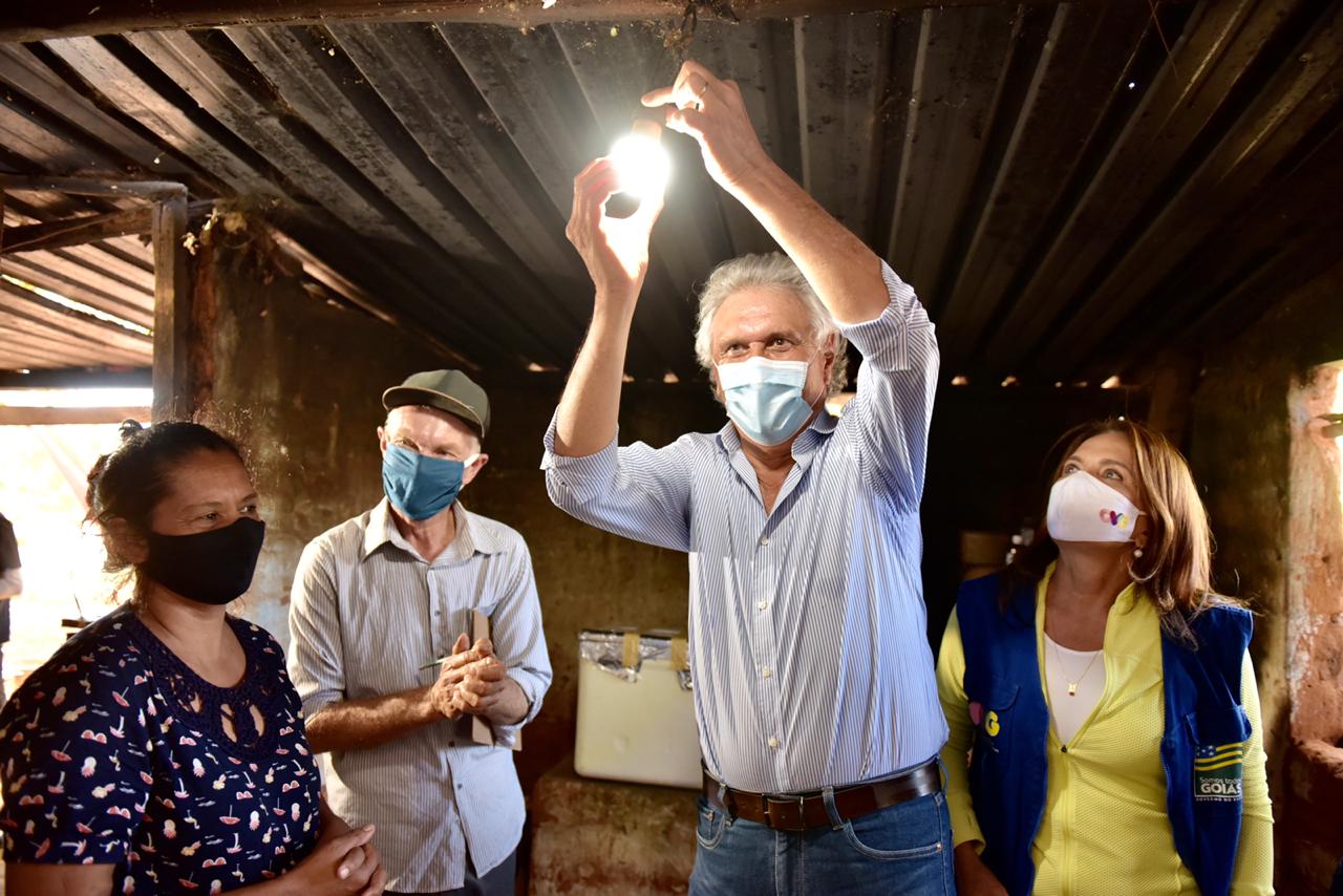 FIM DA LONGA ESPERA | Governo Caiado leva energia elétrica para dois assentamentos rurais de Formosa