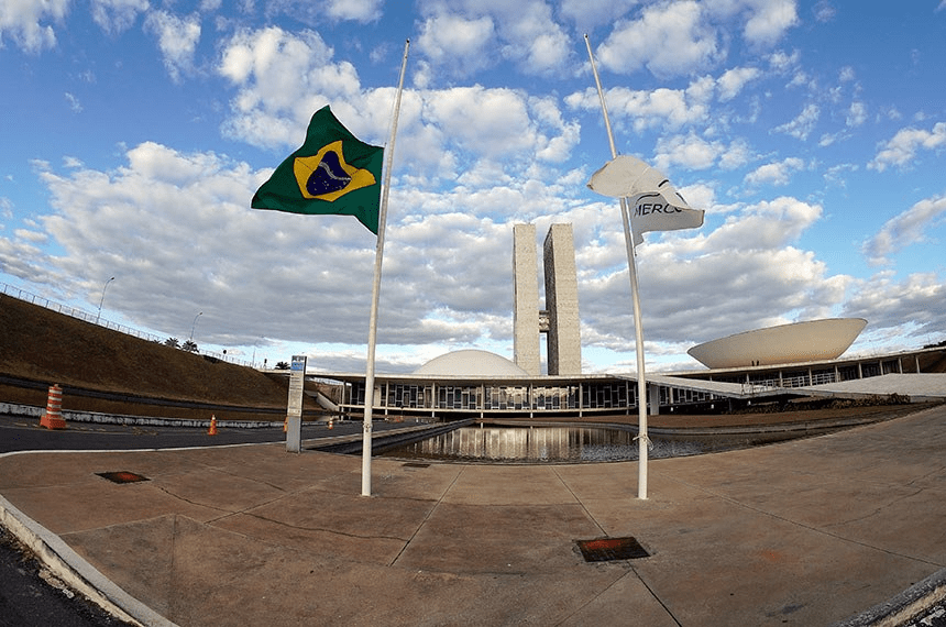 EM SOLIDARIEDADE ÀS VÍTIMAS | Congresso decretou luto de quatro dias pelos 100 mil brasileiros mortos por covid