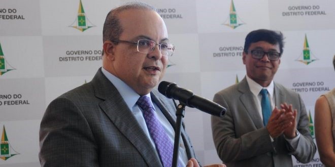 FALSO NEGATIVO | Ibaneis afasta cúpula da Secretaria de Saúde e volta com Osnei Okumoto para o comando da pasta