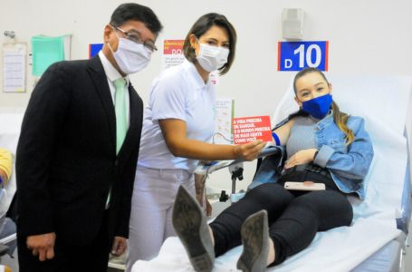 SEMANA DO VOLUNTARIADO | Michelle Bolsonaro e Mário Frias visitam Hemocentro de Brasília para estimular a doação de sangue