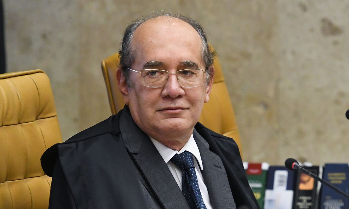 QUEM TEM AMIGO, NÃO MORRE PAGÃO | Gilmar Mendes suspende ordem de prisão de Queiroz e esposa