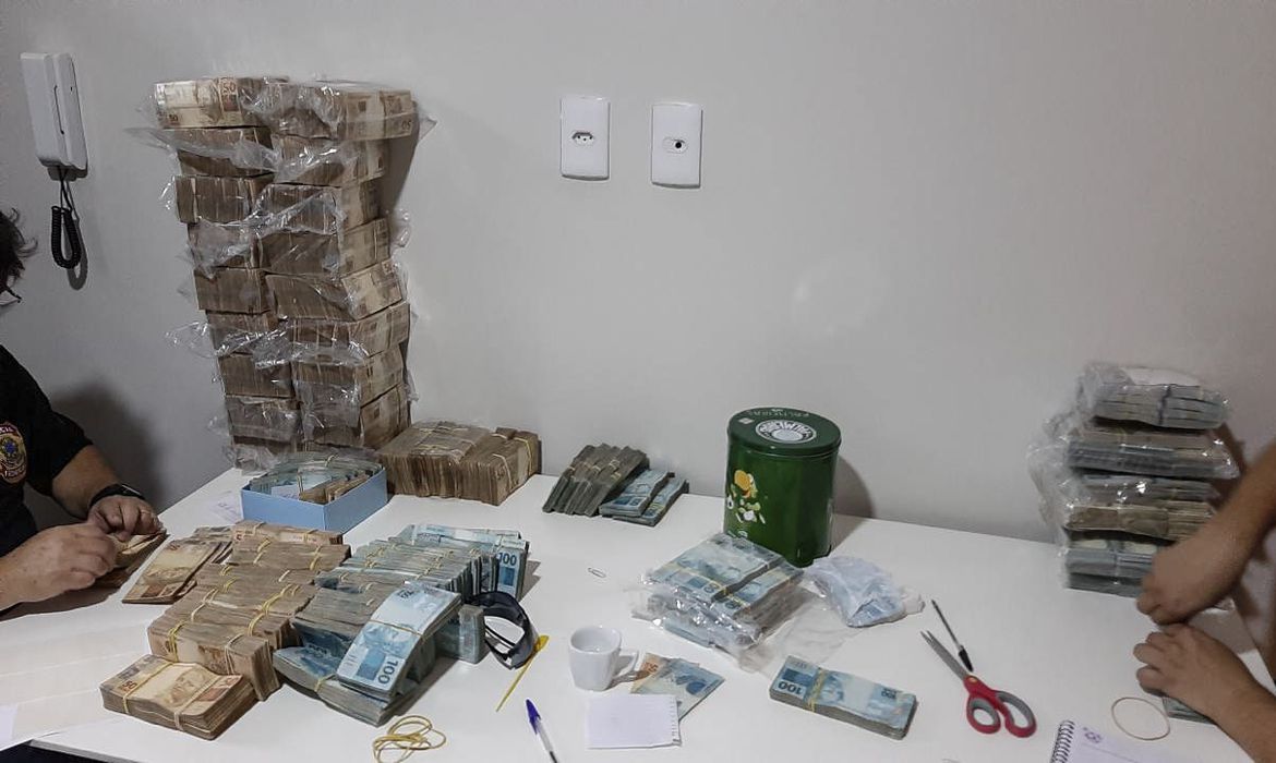 R$ 252 MILHÕES BLOQUEADOS | PF cumpre 422 mandados de prisão no DF e em 18 estados e desarticula ações do PCC