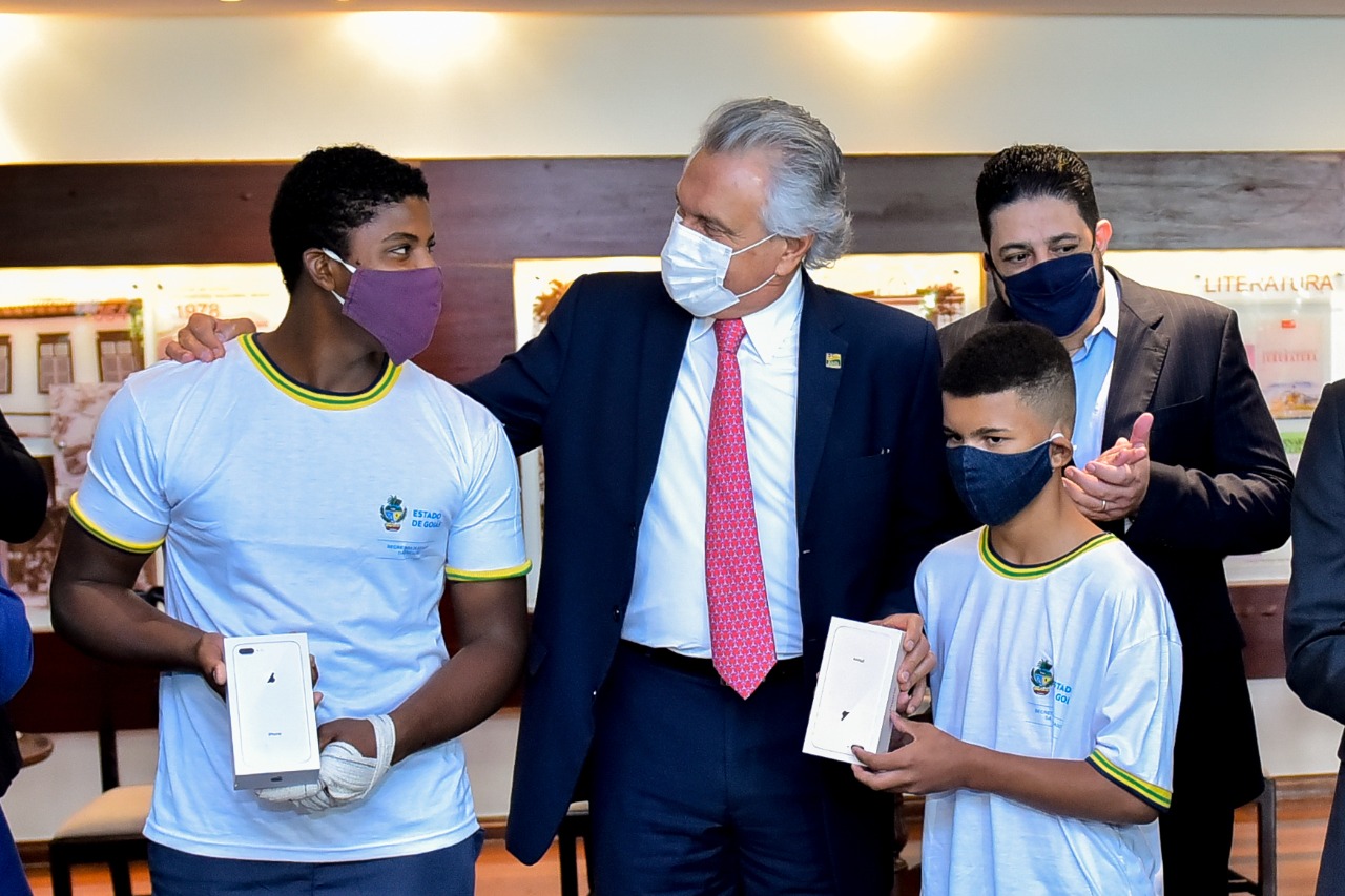 PROGRAMA SUKATECH | Governo de Goiás destina 1.136 aparelhos de celular a estudantes da rede estadual