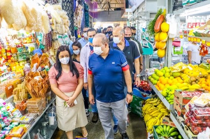 FEIRA LEGAL | Ibaneis visita Feira do Guará e anuncia obras para o local