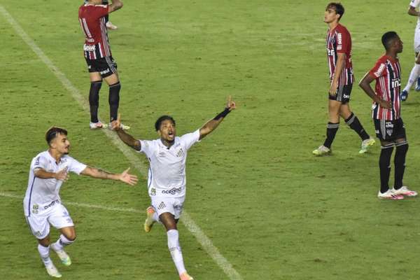 CLÁSSICO NO BRASILEIRÃO | Santos e São Paulo empatam em 2 a 2 na Vila Belmiro