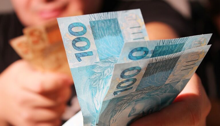 SERVIDORES DA SAÚDE | Ibaneis paga penúltima parcela da gratificação de auxiliares e técnicos da saúde