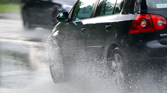 CUIDADO COM AS CHUVAS | Motoristas, ciclistas e pedestres devem ter atenção redobrada nessa época