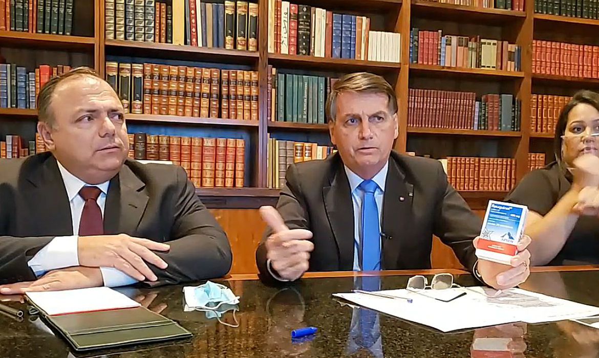 MINISTRO DESAUTORIZADO | Bolsonaro anuncia pelo Facebook que vacina chinesa “não será comprada”