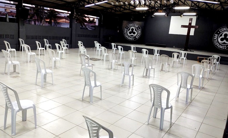 MUDANÇA NOS PROTOCOLOS | Ibaneis assina decreto com novas regras para igrejas e cinemas funcionarem durante a pandemia