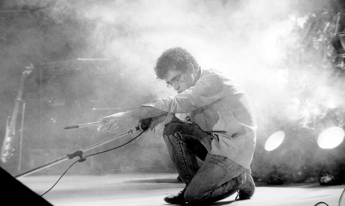 MÚSICAS INÉDITAS | Polícia faz buscas em estúdio no Rio a pedido do filho de Renato Russo