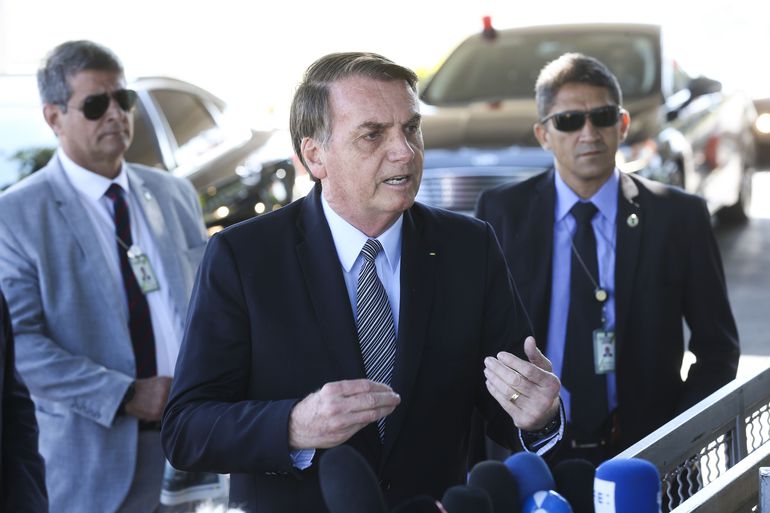MAIS FÁCIL E BARATO | Bolsonaro defende investimentos na cura da Covid-19 em vez de vacinas