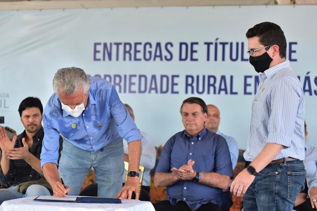 MAIS DE 3,3 MIL ESCRITURAS | Bolsonaro entrega títulos de propriedade rural em Goiás junto com Ronaldo Caiado