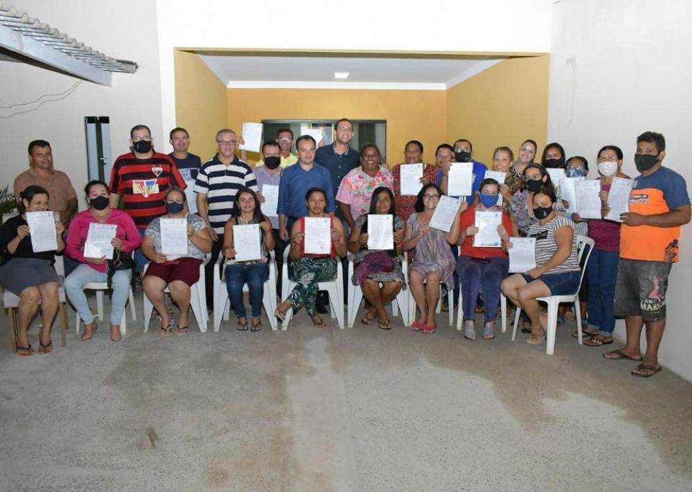 VALPARAÍSO DE GOIÁS | Prefeitura entrega escrituras para famílias do bairro Anhanguera B